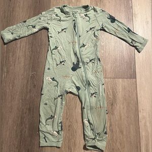 Kyte Baby Shark Long Sleeved Zipper Romper 18-24 months